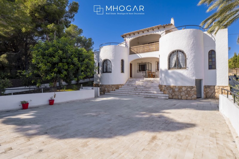 Venta - Villa mediterránea frente a la Cala Baladrar con un gran potencial en, Benissa Costa Blanca! 